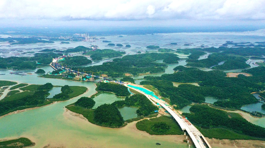 龙门大桥全景。覃和喜摄