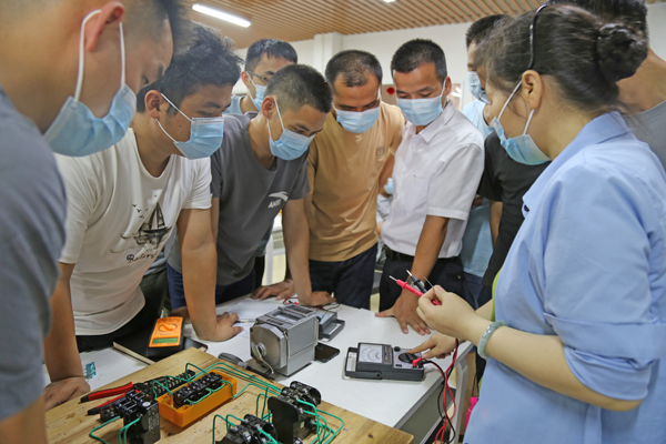7月14日貴港市退役士兵職業技能培訓電工班正在舉行。（張思攝）.jpg