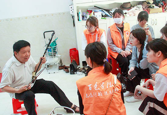 德保县马骨胡非遗传承人刘海德为百色学院师生演奏。罗晓丽摄