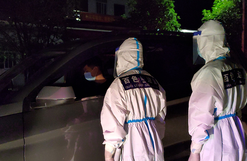 夜间查缉。王鹏宇摄