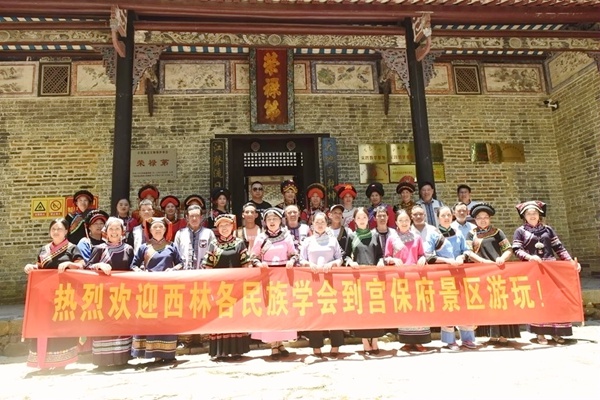 合影。黄燕群摄