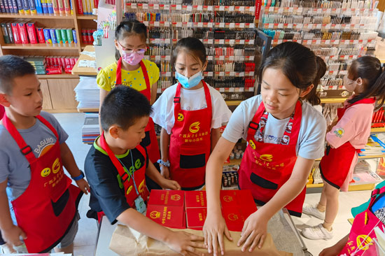 小店长们在包装书籍（摄影：刘建梅）