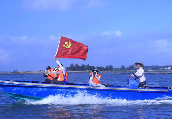 实践团师生出海观察生蚝养殖情况。吴文毅摄