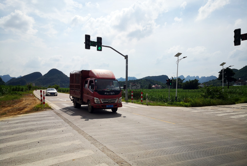 車輛通過路口。