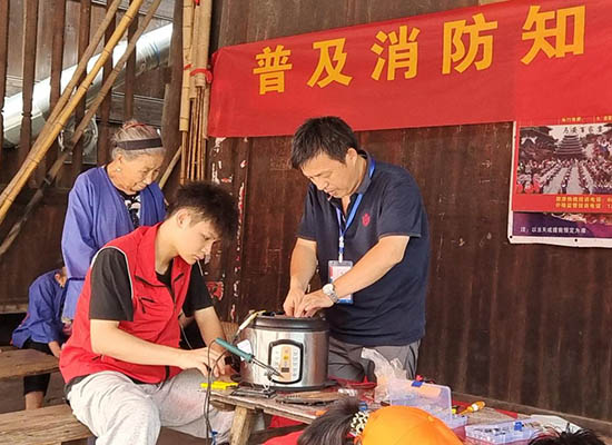 服务实践团开展消防安全知识宣传.梁建达摄
