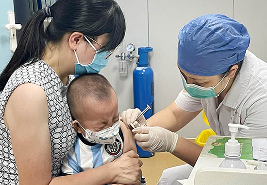 广西首位接种四价流脑结合疫苗曼海欣的幼儿在枫林社区卫生服务中心完成接种