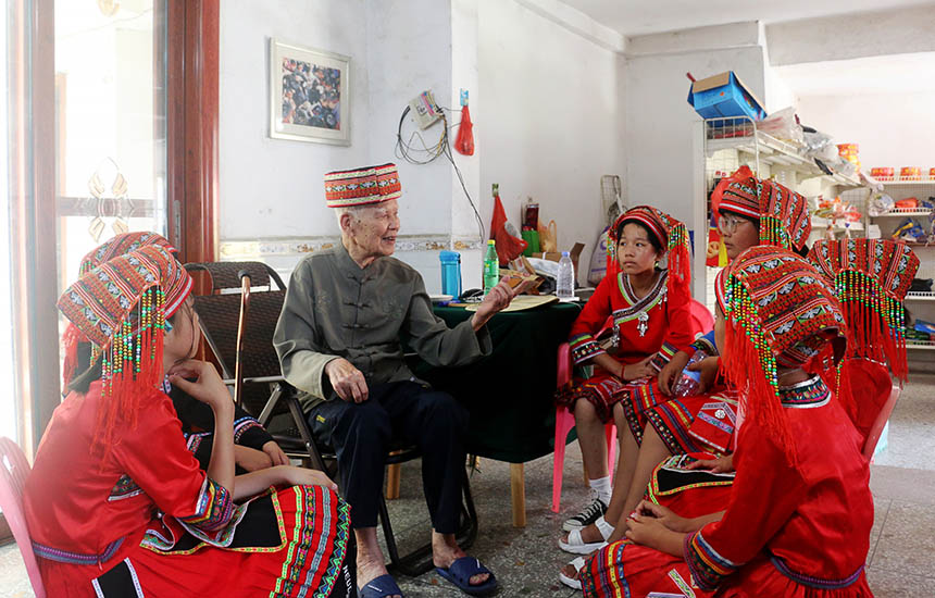 两安瑶族乡沙坪村的孩子们认真倾听老党员爷爷讲革命故事。廖超文摄