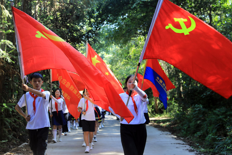红领巾讲解员重走在长征路上。全州县委组织部供图