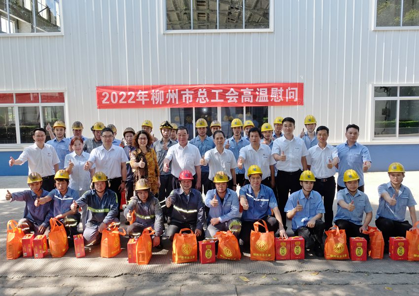 市总工会慰问高温天气下坚持在一线岗位上工作的职工。黄伟摄