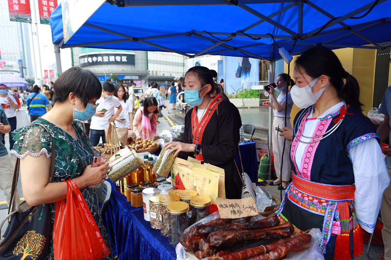 市民购买助农产品。