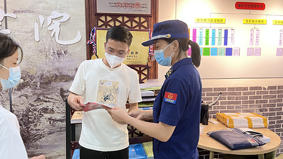 现场对人员进行安全教育