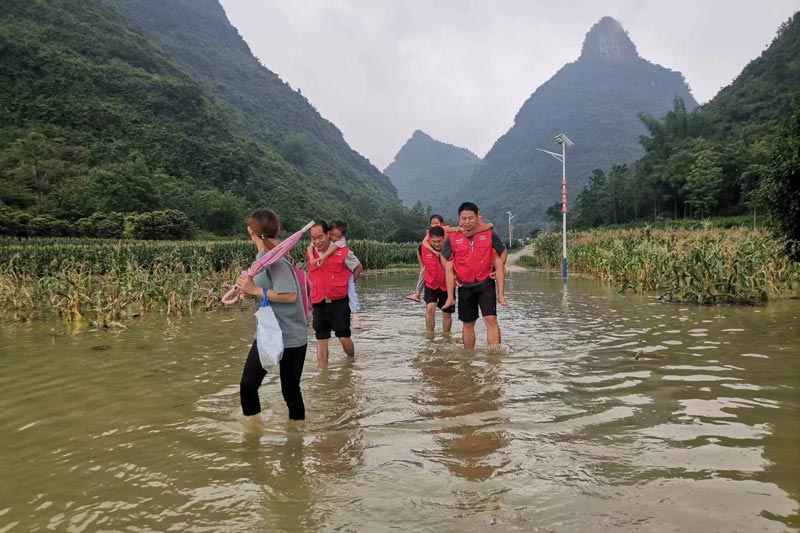 图为夏季突遇暴雨，蒙永思书记坚守在防洪抢险第一线