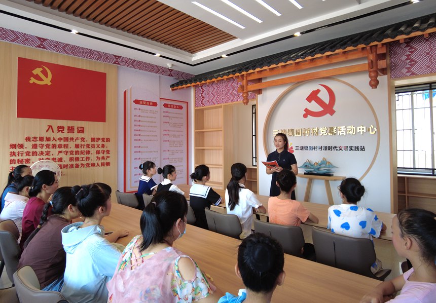 家训家风分享会现场，工作人员给村民和孩子讲述自己家的清廉家风。侯呈志摄