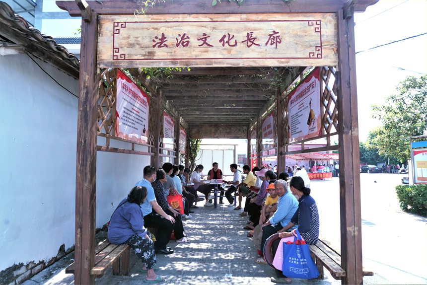 律师向村民们科普法律法规。李慧子摄