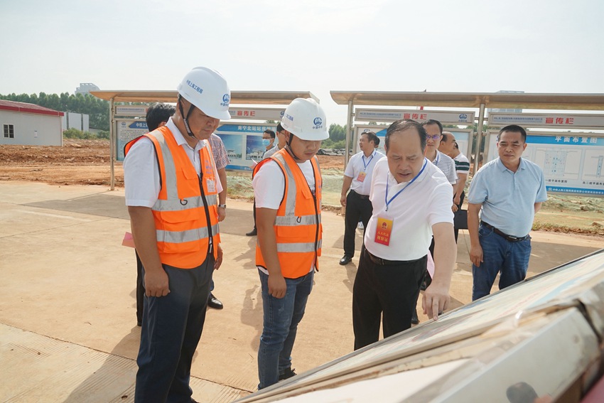 圖為駐城區人大代表到貴南高鐵南寧北站了解項目建設進展情況。