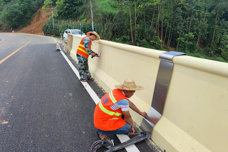 梁汉音摄像 (2) 大化公路养护中心养护中心改造人员在满江桥上安装安全标志