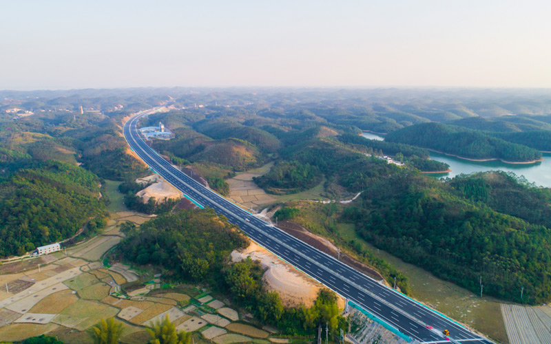 農發行防城港市分行支持的廣西濱海公路企沙至茅嶺段工程PPP項目。