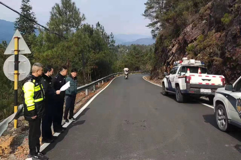 学校智慧交通科研团队到乡村道路开展现场监测、指导活动。