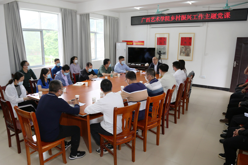 2022年5月，学校党委蔡昌卓书记在帮扶村上乡村振兴主题党课。