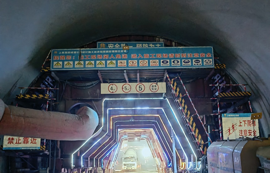 二衬台车定位。