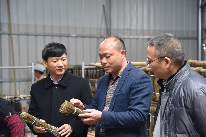 学校校长解庆林（左一）深入永富村，调研指导帮扶产业“永富红薯粉发展项目”发展。