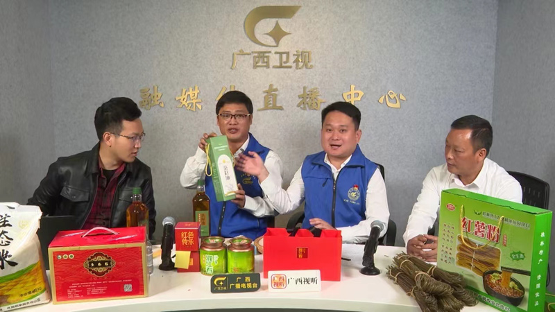学校第一书记登上广西卫视《第一书记》栏目宣传永富村红薯粉产品，现场直播带货。
