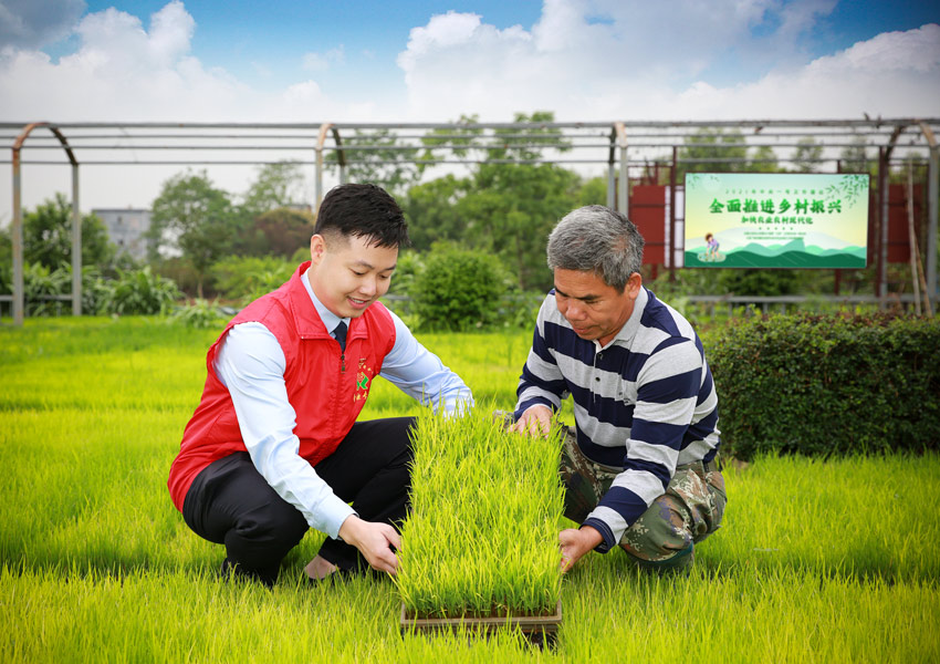 桂平联社金融专员深入脱贫地区了解种植业企业发展情况，金融助推脱贫地区产业迅速发展。