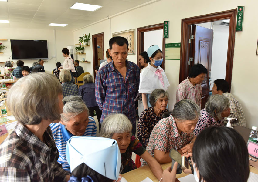 当地村民到广西中医药大学健康帮扶基地——联伍村卫生室看病。