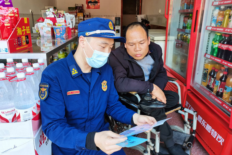 在开展乡村消防安全综合治理活动中，消防员给村民普及相关知识。