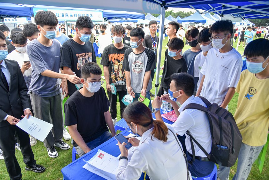 2022年毕业生在双选会与企业互动。钟雨云摄