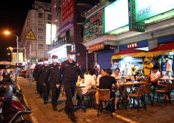 荔浦市公安局組織警力在夜宵攤巡邏。黃發平攝