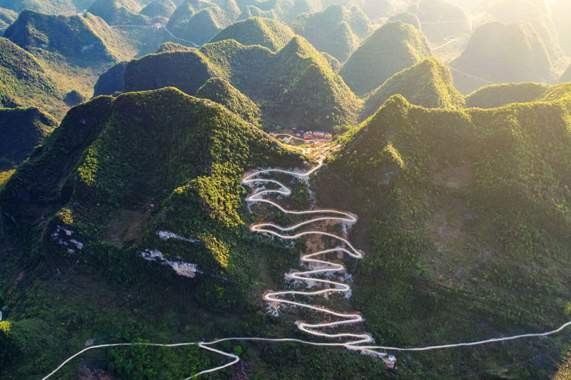 《建设“四好农村路” 擘画乡村振兴图》组照（都安福隆龙布盘山公路）