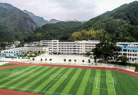都阳中学校园。黄晗摄