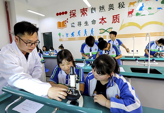 大化民族新城初中学生在上生物实验课。黄晗摄