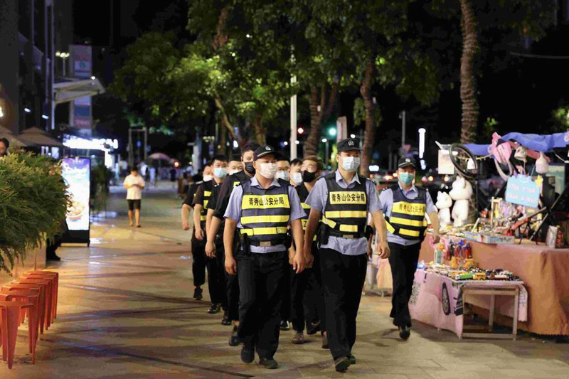 執勤民警、輔警與“幻影”巡防隊隊員們在街面巡邏。