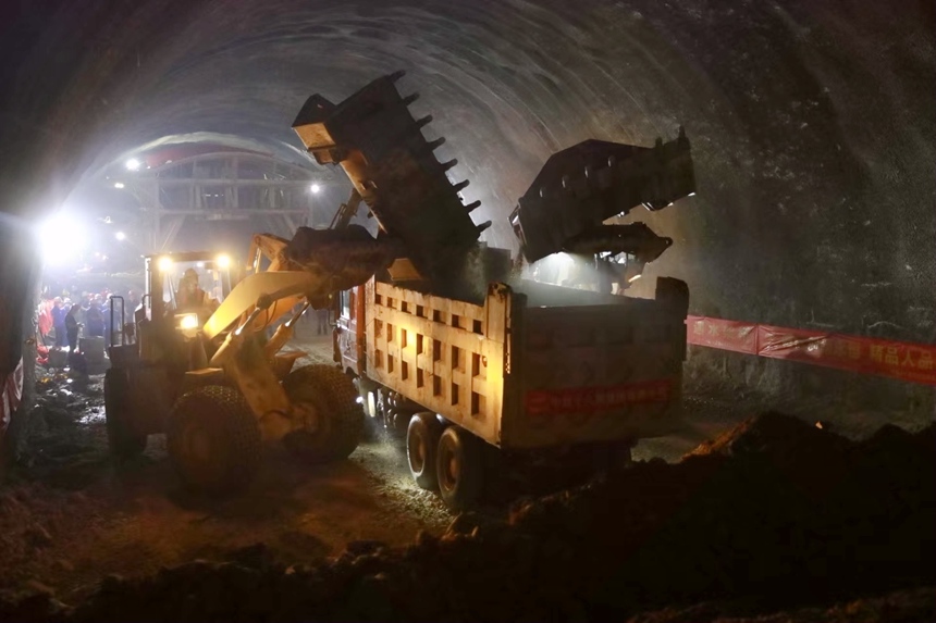 挖掘機在清運隧道爆破后產生的石渣。莫小斌攝