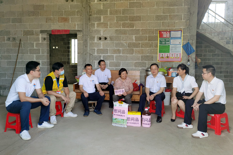 交投能源公司党总支入户走访慰问。
