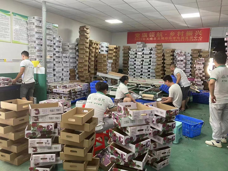 工作人员在包装产品。