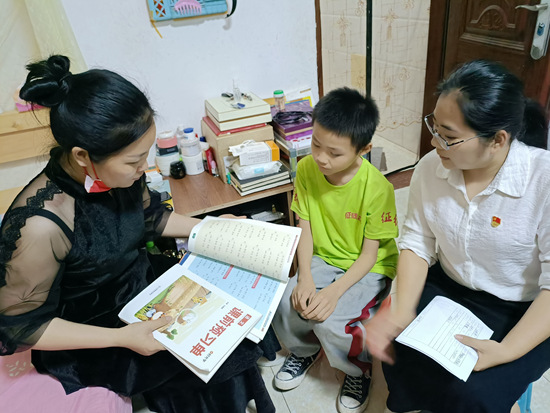 3.结对一个家庭。党员教师杨彩燕（右一）开展家访活动，宣传教育政策，介绍学校工作，了解学生家庭情况。