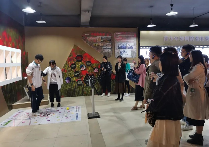  学校志愿者为参观来访队伍提供志愿服务。李文清摄