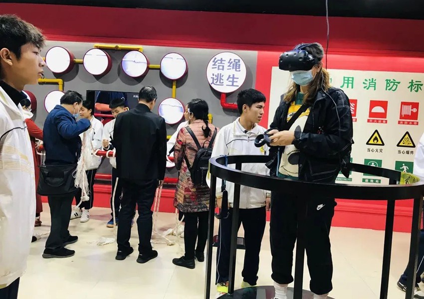 学校志愿者为参观来访队伍提供志愿服务。李文清摄