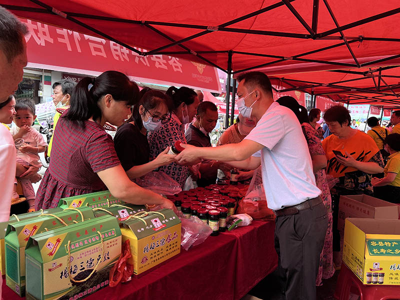 供销大集活动中琳琅满目的农产品吸引众多市民购买。