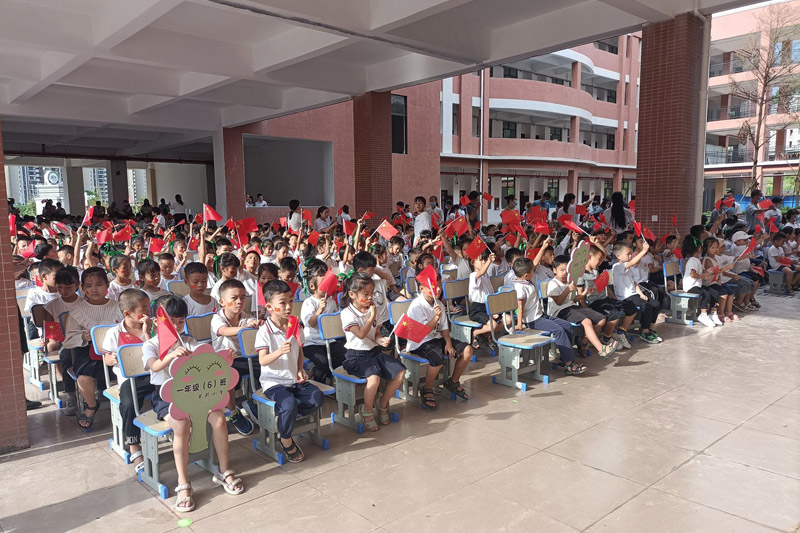 茉莉小学的学生在参加集体活动。