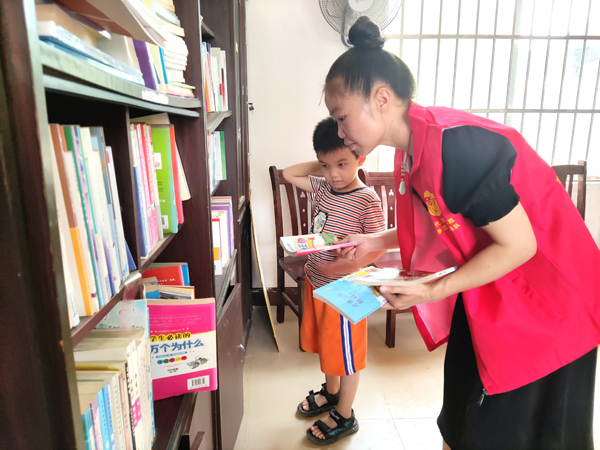 志願者為小朋友推薦閱讀書籍。