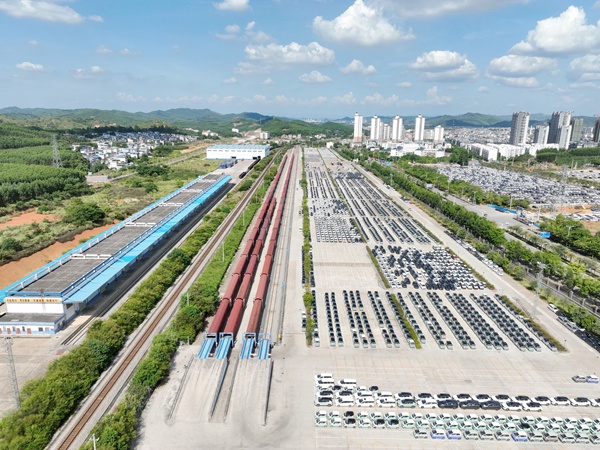 在柳州雒容商品汽车物流基地，一排排小汽车在此等待装车，前往全国各地。赵波摄