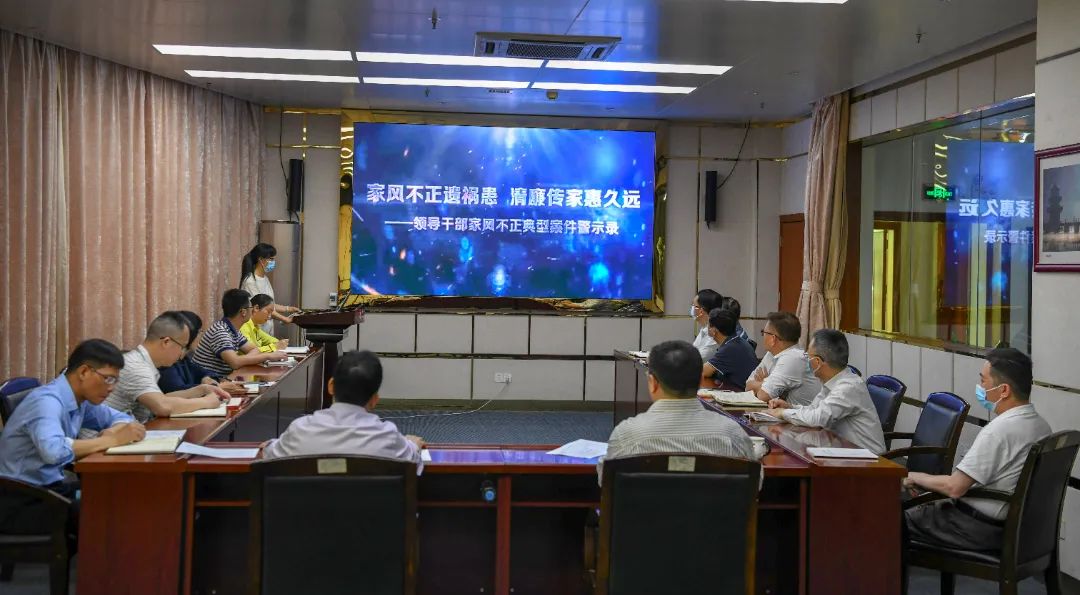 百色市人民医院领导班子集中开展警示教育学习。百色市人民医院供图