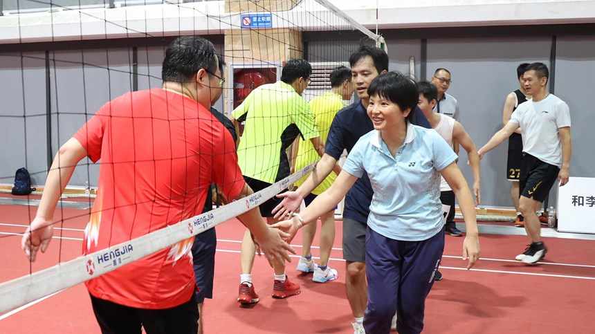 双方队员握手致意