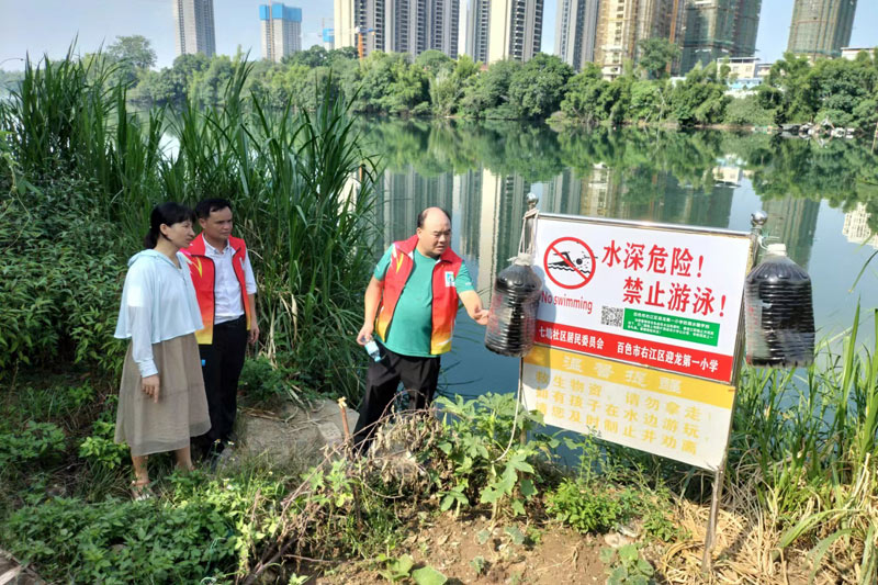 志愿者到河边查看防溺水设施设备。