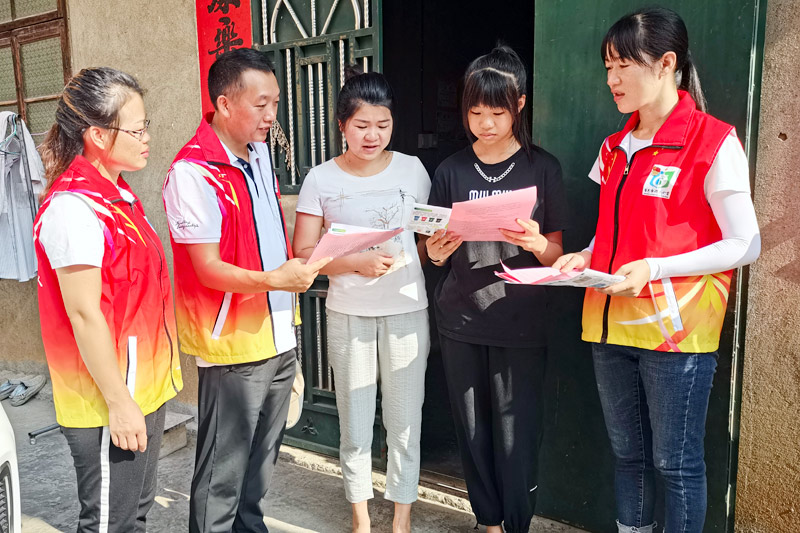 志愿者入户给家长和孩子们发放宣教相关知识。