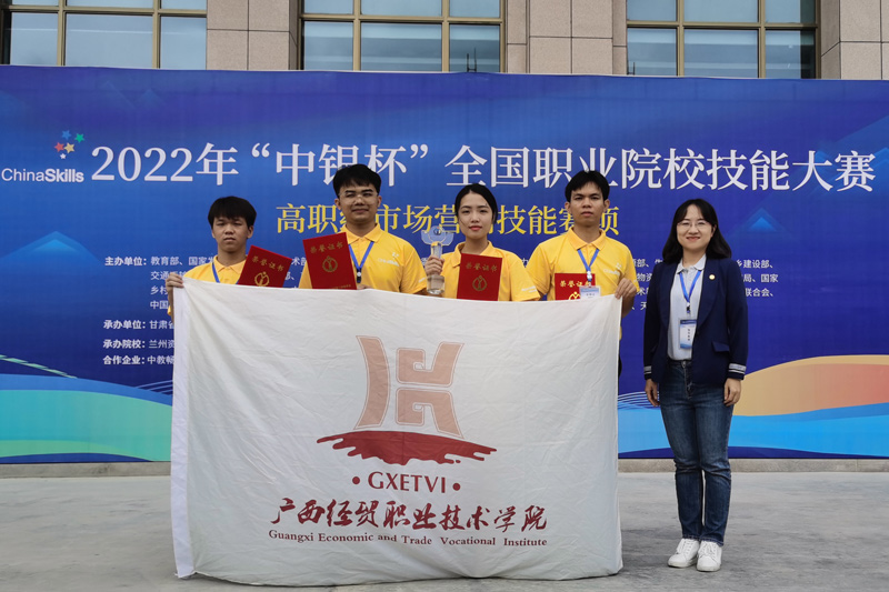 参赛选手与指导老师合影。学校供图